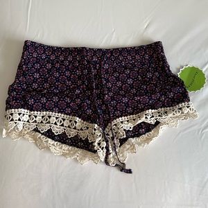 NWT lace trim shorts (M)